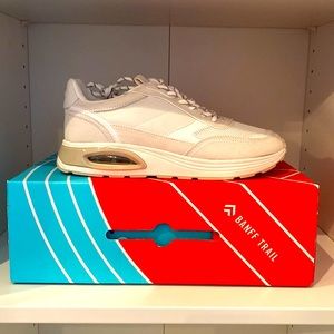 White tennis sneaker